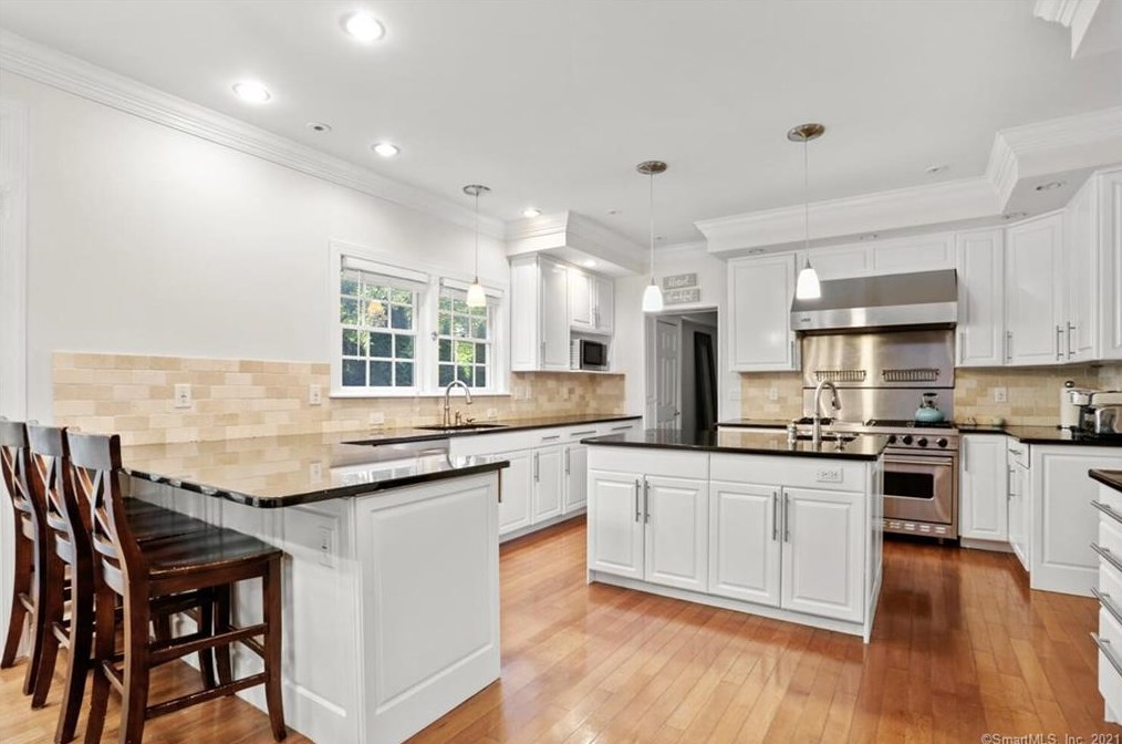 33 Pleasant St, Cos Cob CT  06807-2026 exterior