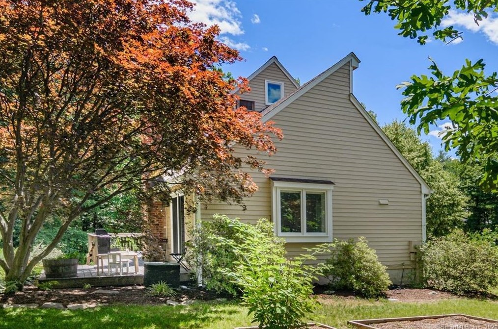 1 Cranberry Ln, Granby, CT 06035