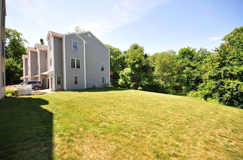 68 Quarry Farms, Meriden CT  06451-2084 exterior