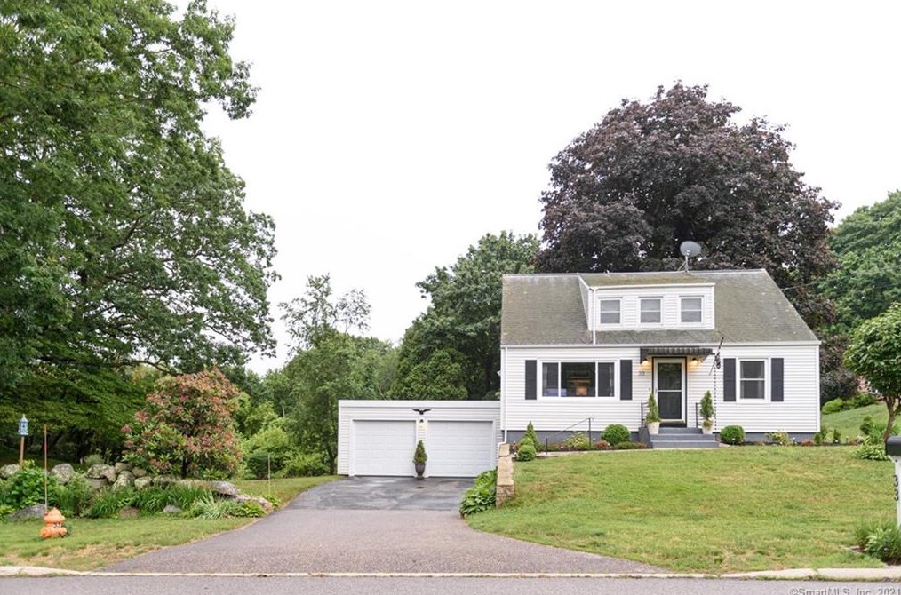 33 Benham Ave, Quaker Hill, CT 06375
