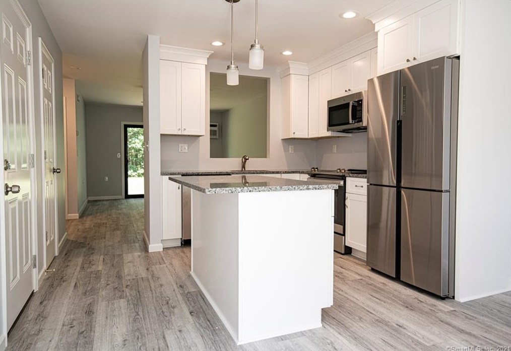 8 Knoll Ln, Simsbury, CT 06089-9681