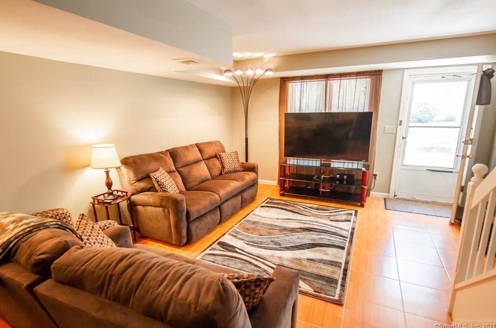 77 Cobblestone Dr, Groton, CT 06340
