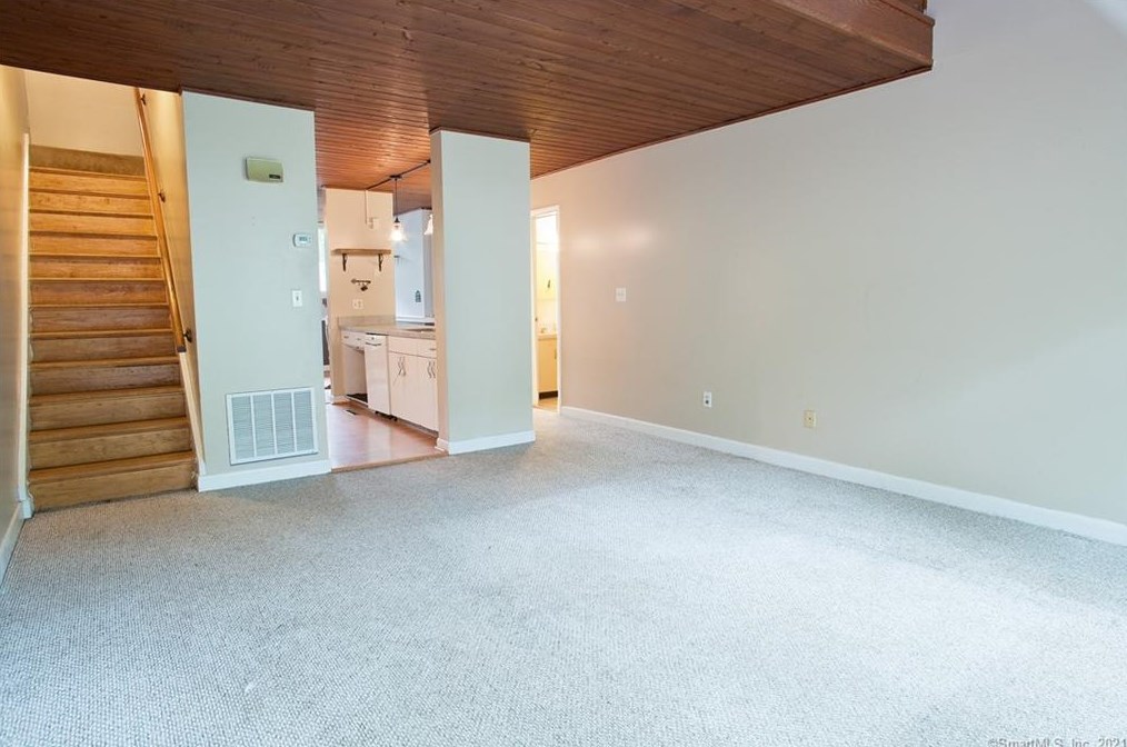 4 Gillette Ct, Simsbury CT  06070-3100 exterior