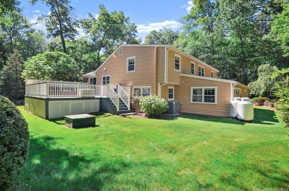 33 Canterbury Ln, Wilton, CT 06897