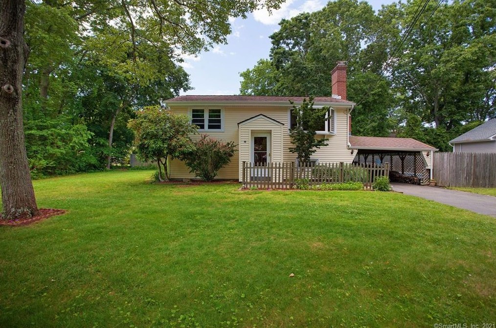 46 Oakwood Rd, Niantic, CT 06357