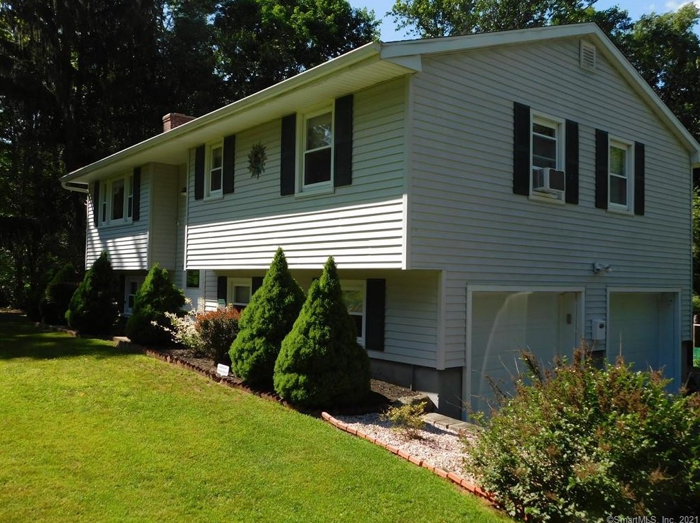 82 Cemetery Rd, Colchester, CT 06415