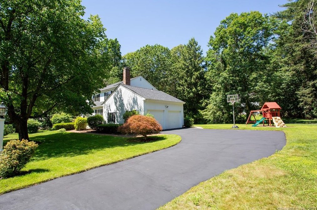 17 Trainor Dr, Simsbury, CT 06089-9614