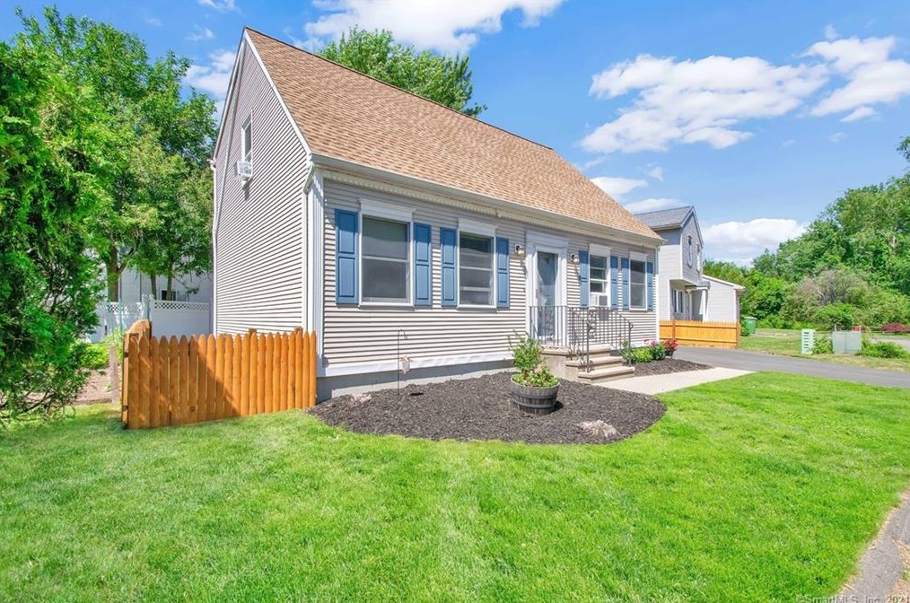 37 Kingsbury Ln, Glastonbury, CT 06033