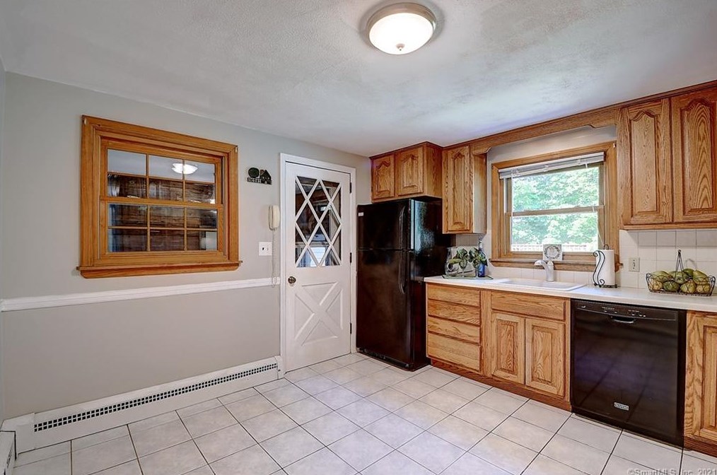 72 Greenwood Dr, Manchester, CT 06042