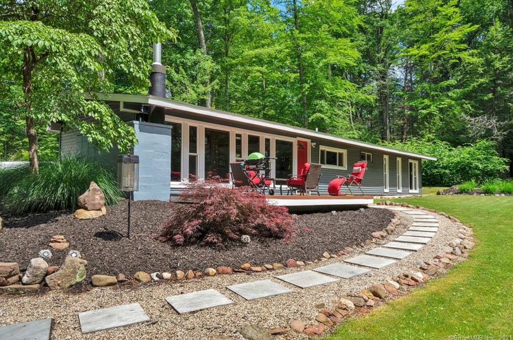 75 Hickory Hill Rd, Simsbury, CT 06070 exterior