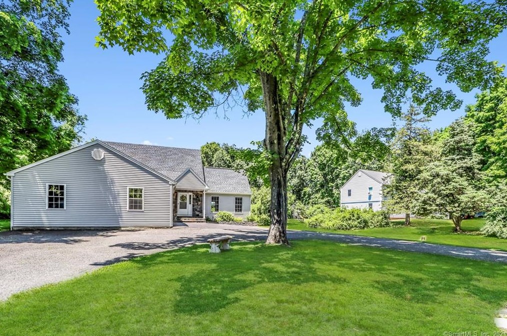 16 Oak Grove Rd, Brookfield Center, CT 06804