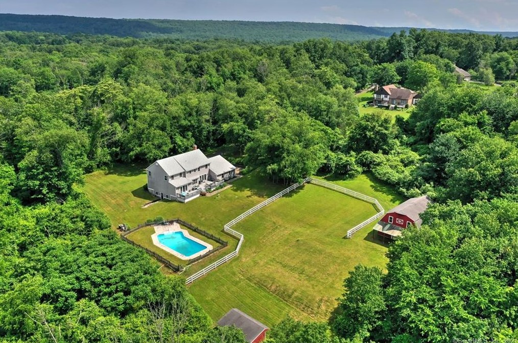 40 New England Dr, Wallingford, CT 06492
