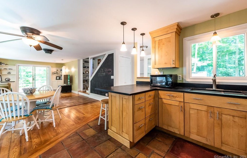 88 Lynn Rd, Ivoryton, CT 06442-1149