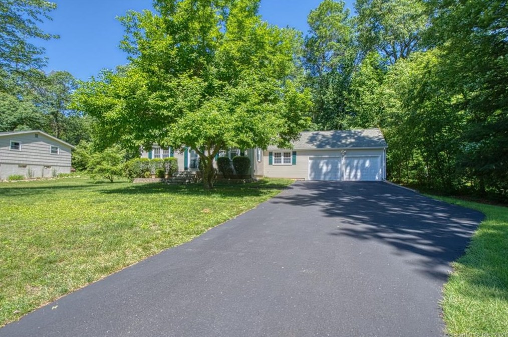 4 Bridlepath Rd, Simsbury, CT 06092-2502