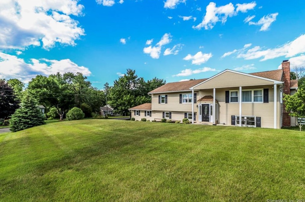 1 Meadow Dr, Brookfield Center, CT 06804