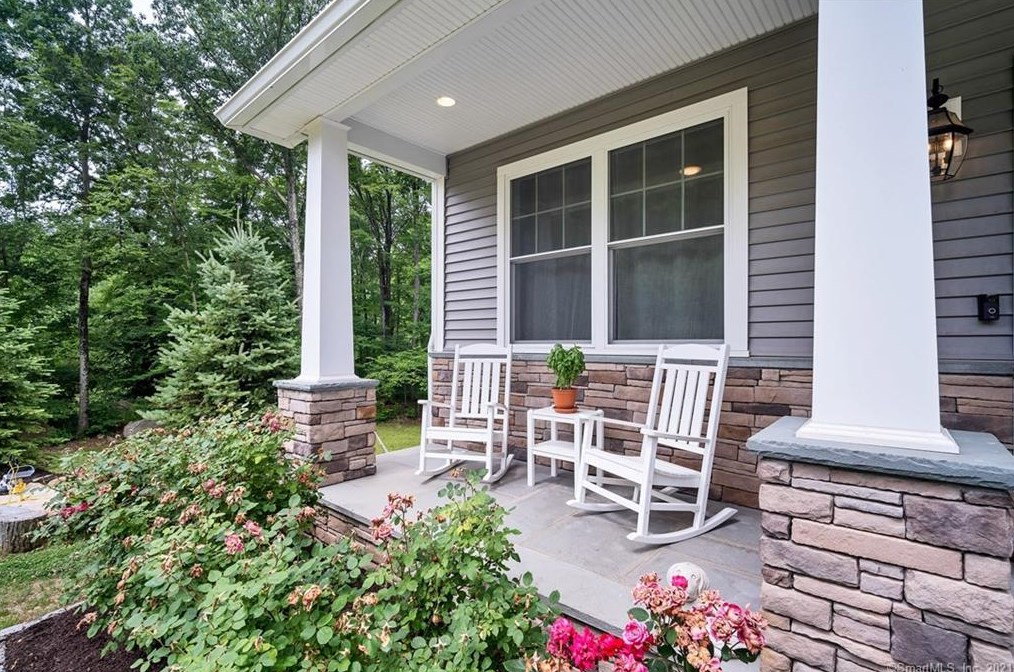 22 Meridian Ridge Dr, Newtown, CT 06470-1262