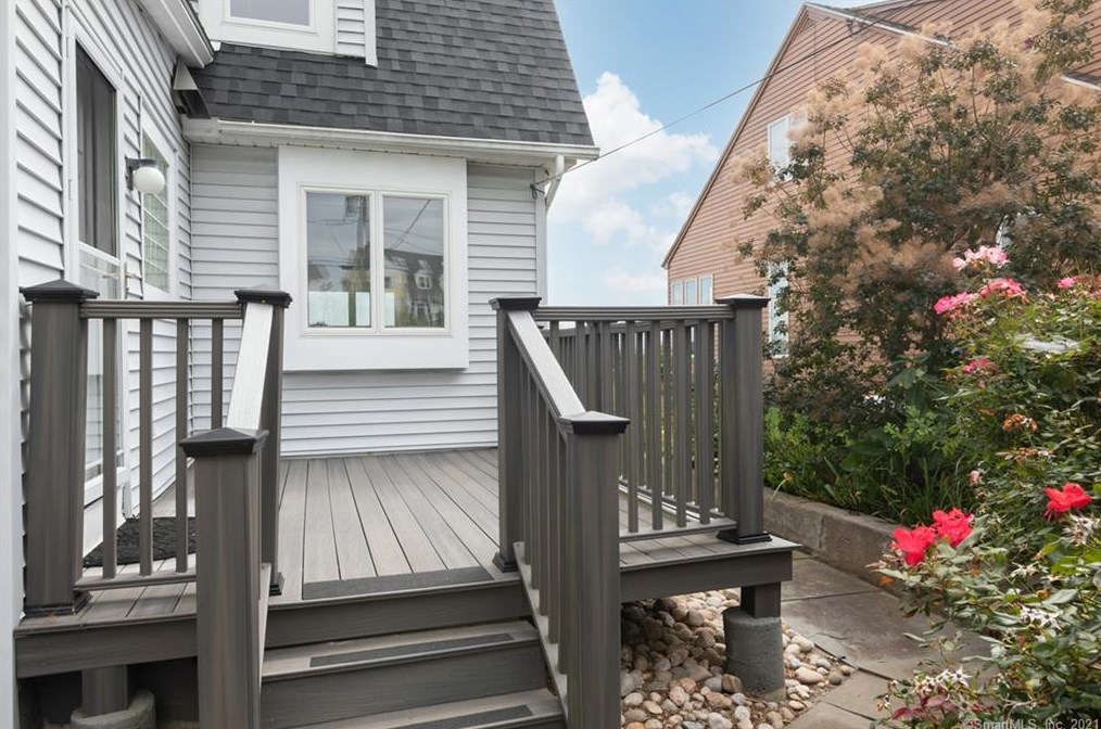 76 S Washington Ave, Niantic, CT 06357