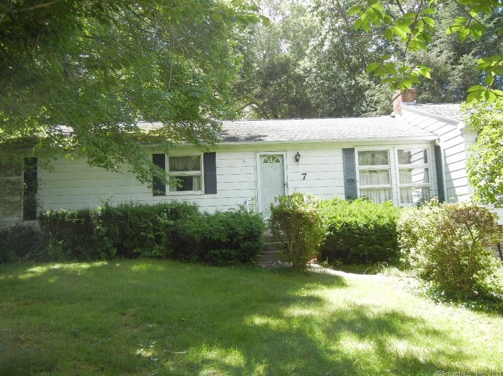 7 Pollys Ln, Uncasville, CT 06382