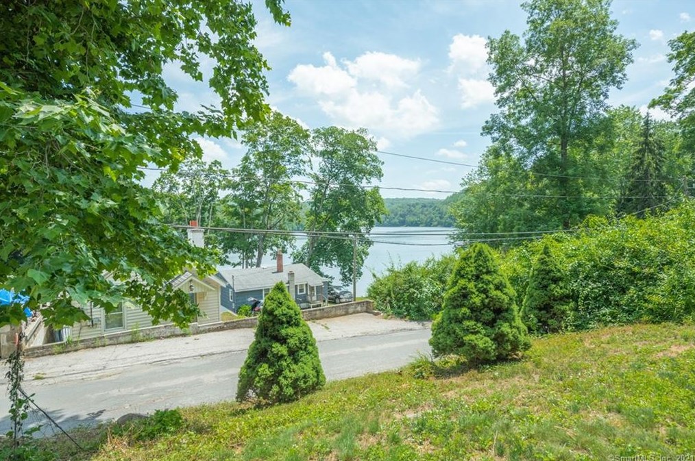 7 Underhill Rd, Sandy Hook, CT 06482