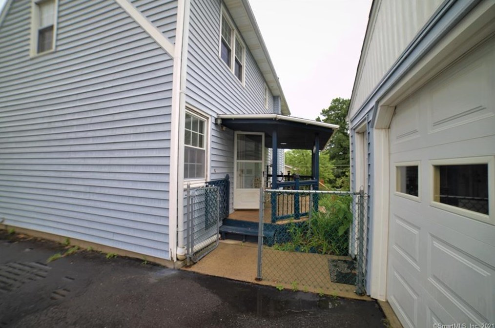 54 Knob Hill Rd, Meriden CT  06451-4977 exterior