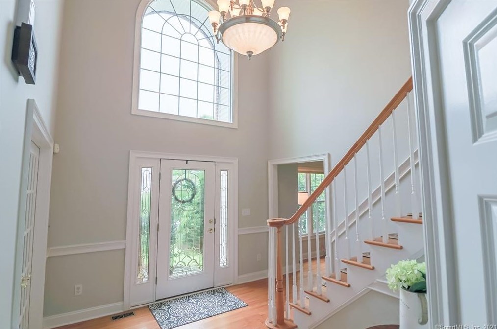 15 Wheatfield Cir, Huntington, CT 06484