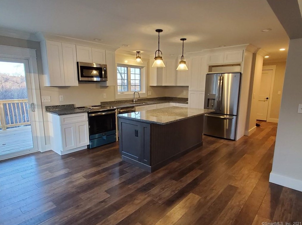 17 Oakwood Ave, Pawcatuck, CT 06379-2219