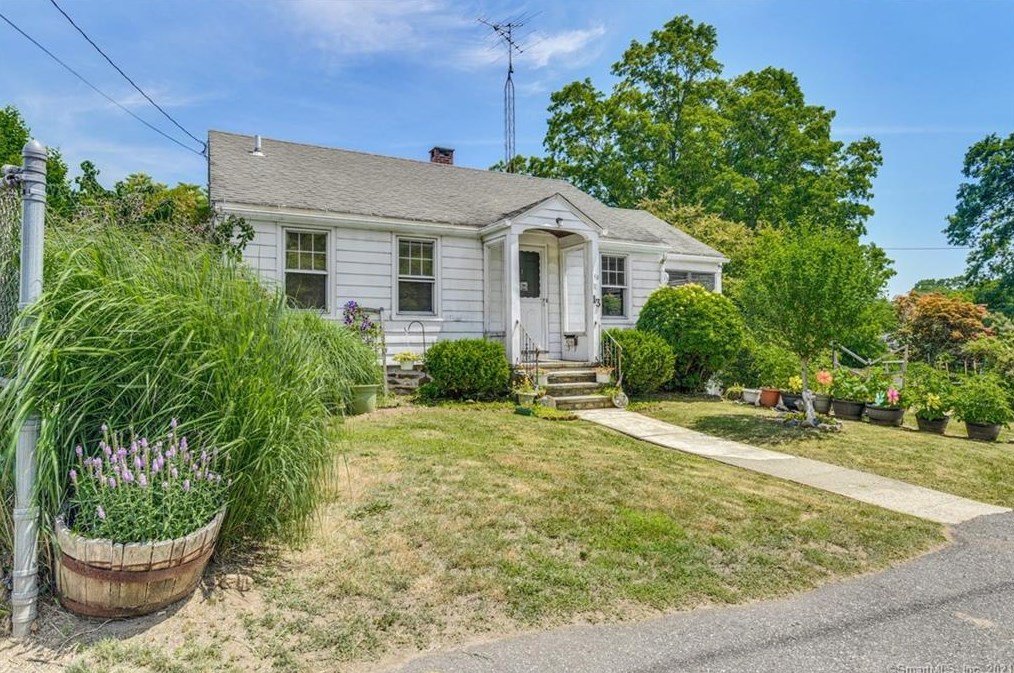 13 Chatfield St, Derby, CT 06418