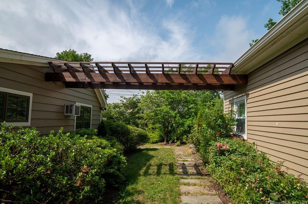 9 Cottontail Ln, Brookfield Center, CT 06804