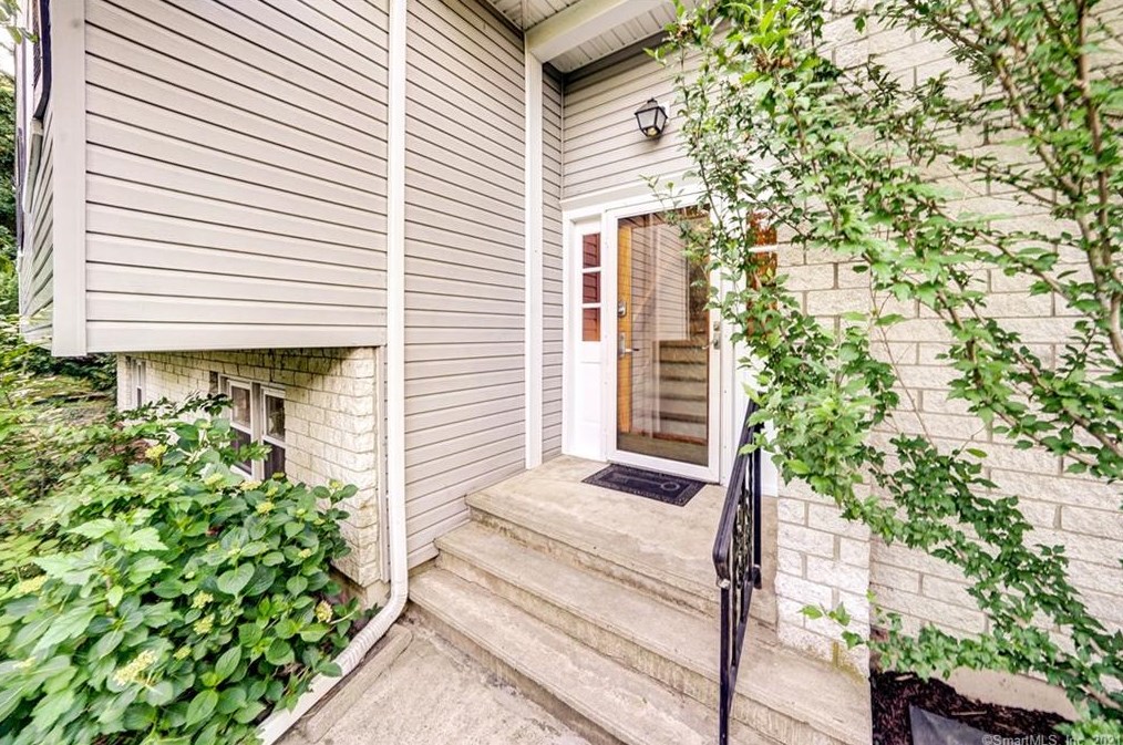 69 Redcoat Ln, Guilford, CT 06437