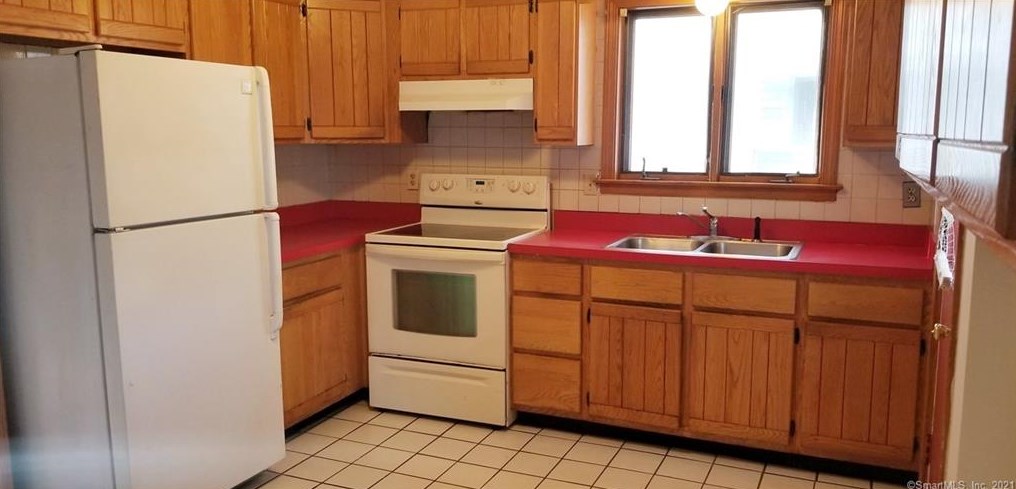 16 Pine St, Meriden, CT 06451-3009