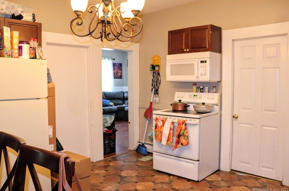 4 Maloney Ave, Meriden, CT 06450-3310