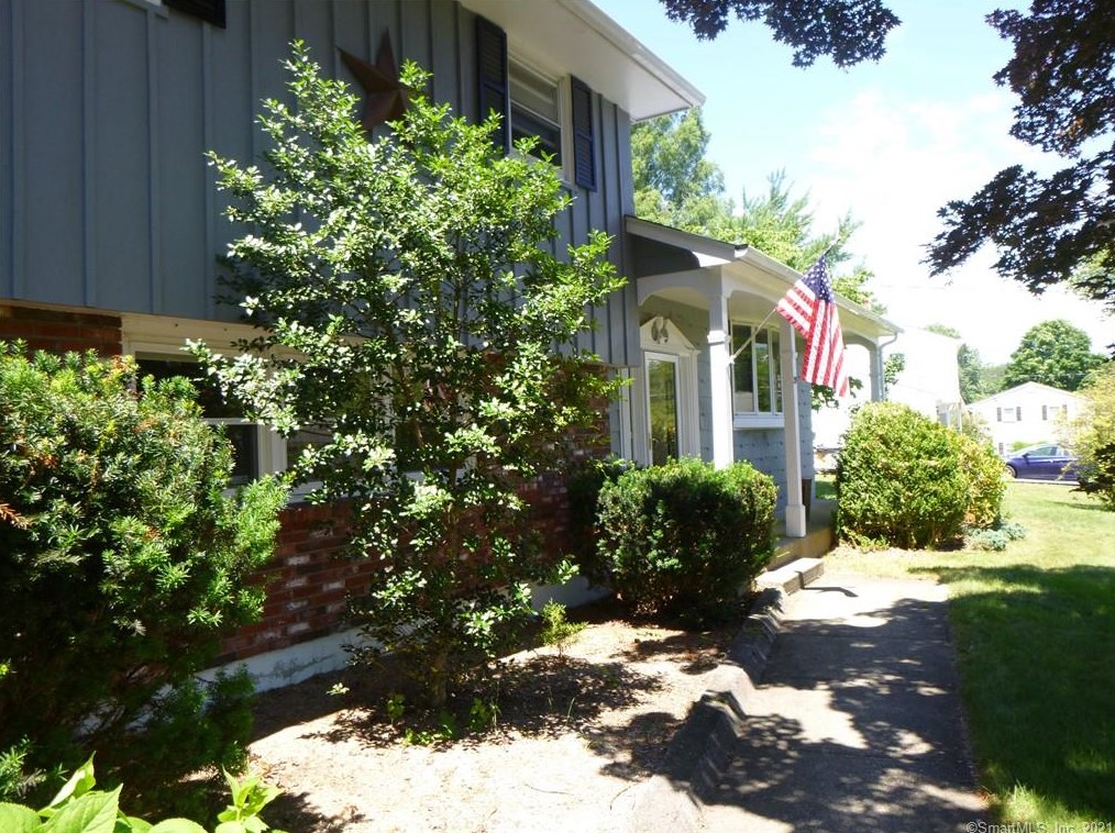 29 Grabner Dr, Waterford, CT 06385