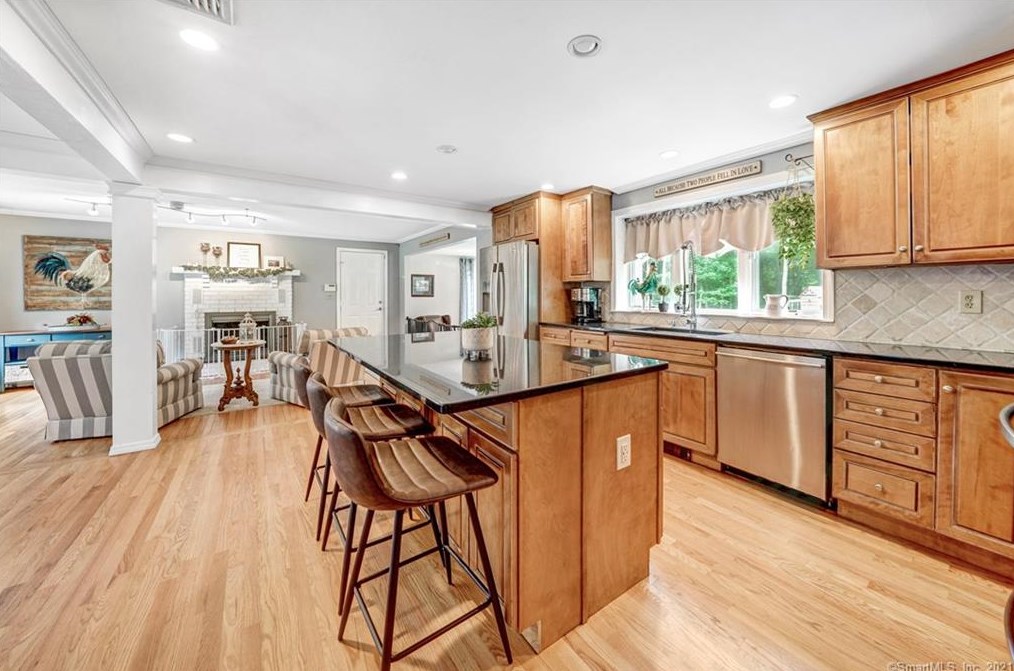 2 Silver Birch Ln, Clinton CT  06413-1112 exterior