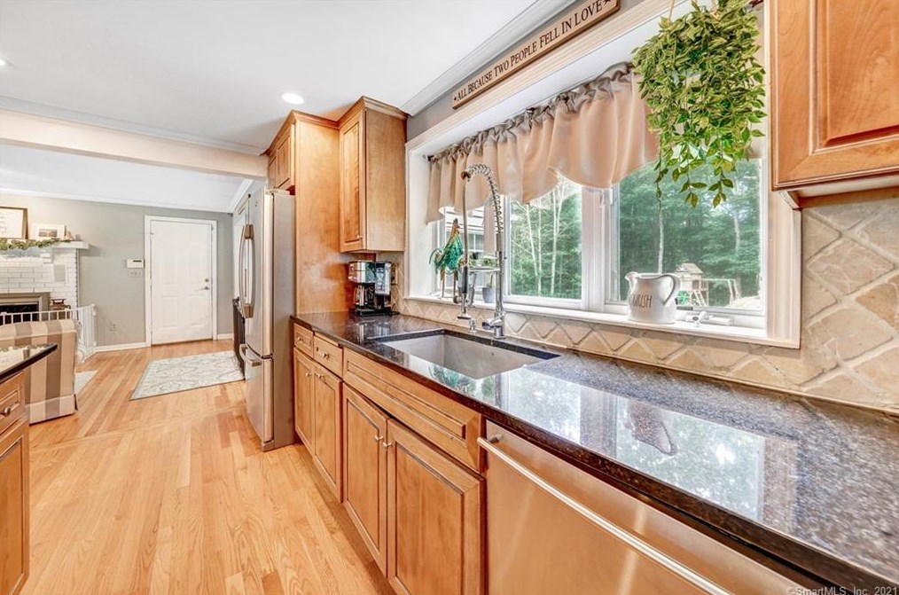 2 Silver Birch Ln, Clinton CT  06413-1112 exterior