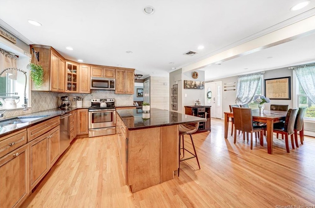 2 Silver Birch Ln, Clinton CT  06413-1112 exterior