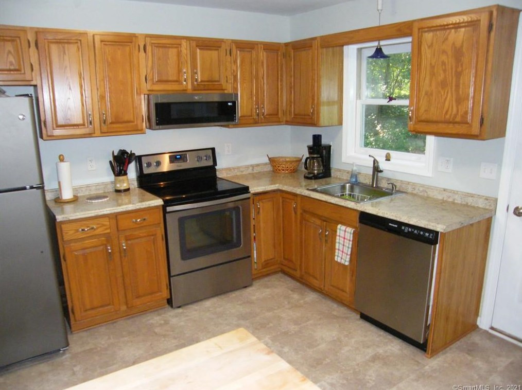 7 Rachel Ln, Ivoryton, CT 06442-1155