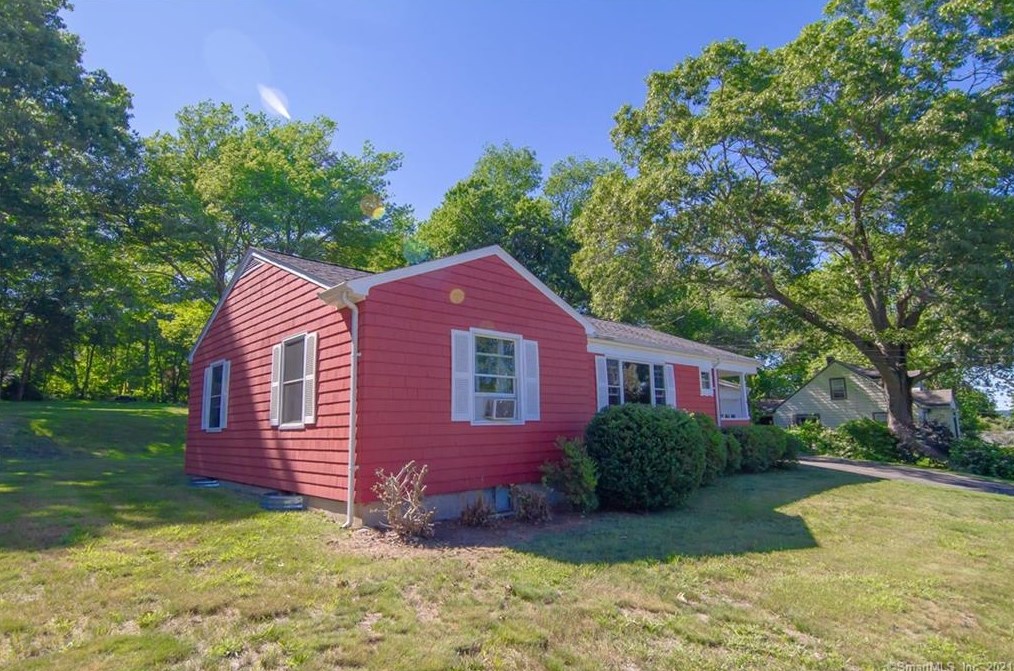 19 S Bartlett Rd, Quaker Hill, CT 06375