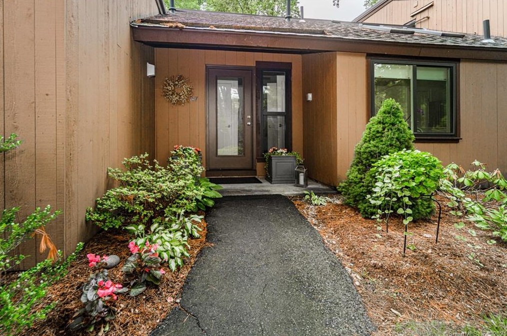 147 Mallard Dr, Avon CT 06001-4562 exterior