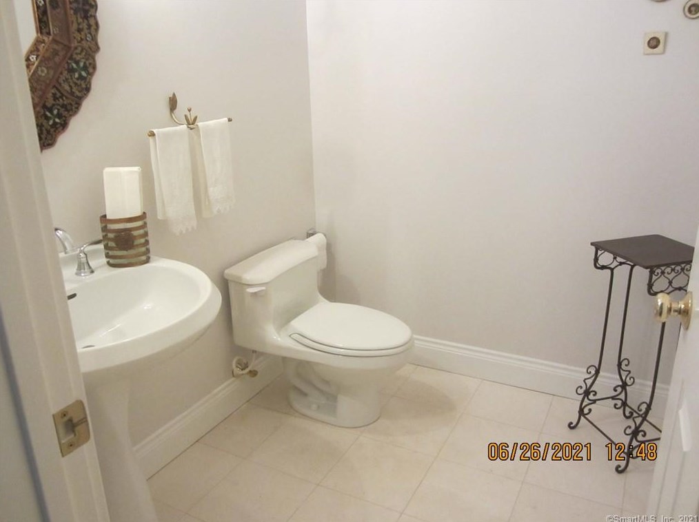 5 Indian Pipe Trl, Avon CT  06001-4032 exterior