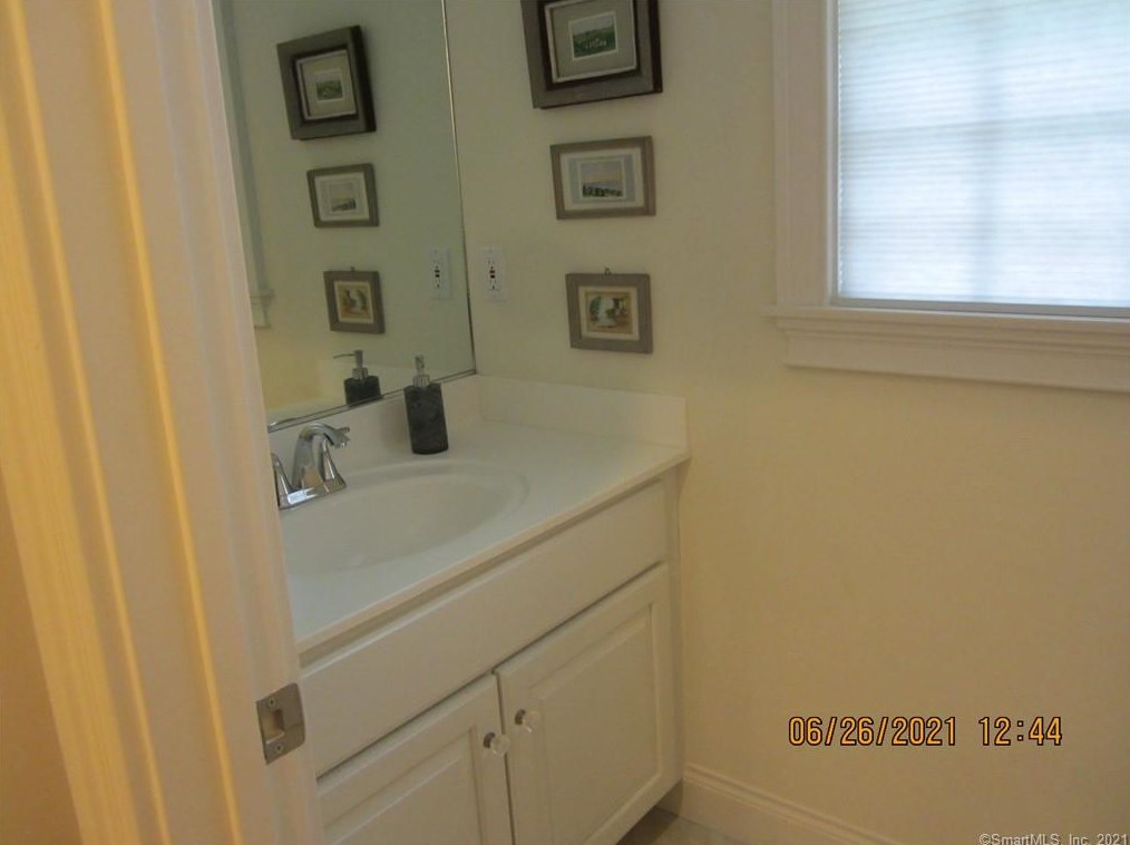 5 Indian Pipe Trl, Avon CT  06001-4032 exterior