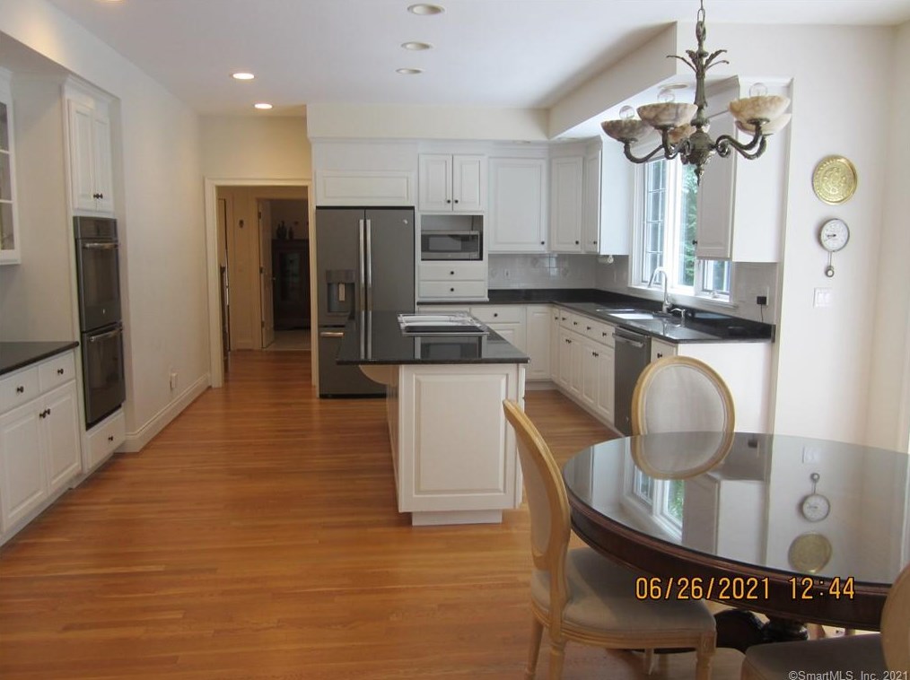 5 Indian Pipe Trl, Avon CT  06001-4032 exterior