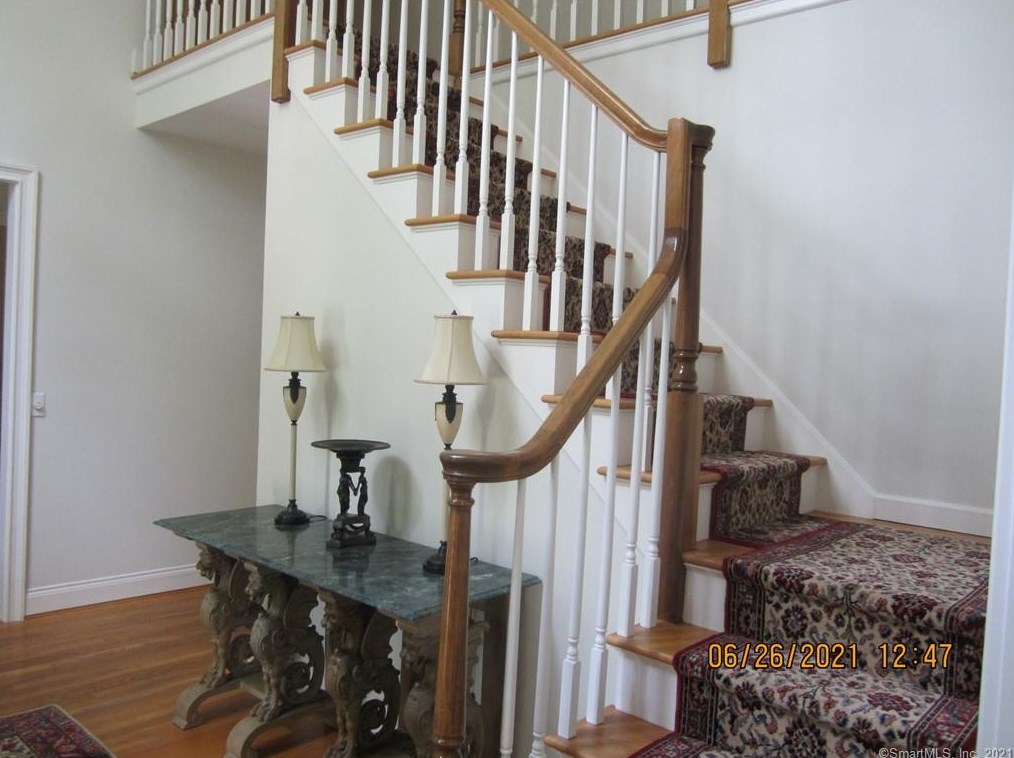 5 Indian Pipe Trl, Avon CT  06001-4032 exterior