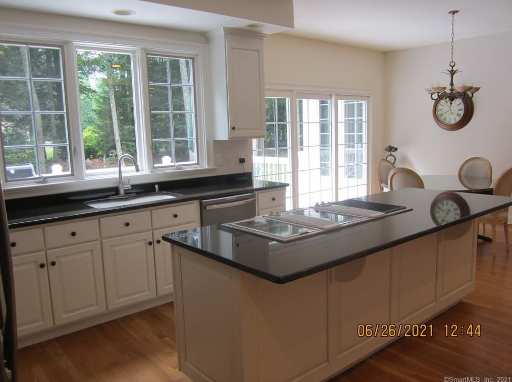 5 Indian Pipe Trl, Avon CT  06001-4032 exterior