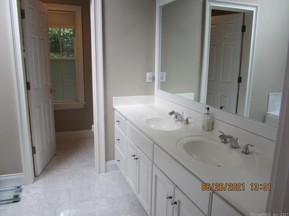 5 Indian Pipe Trl, Avon CT  06001-4032 exterior