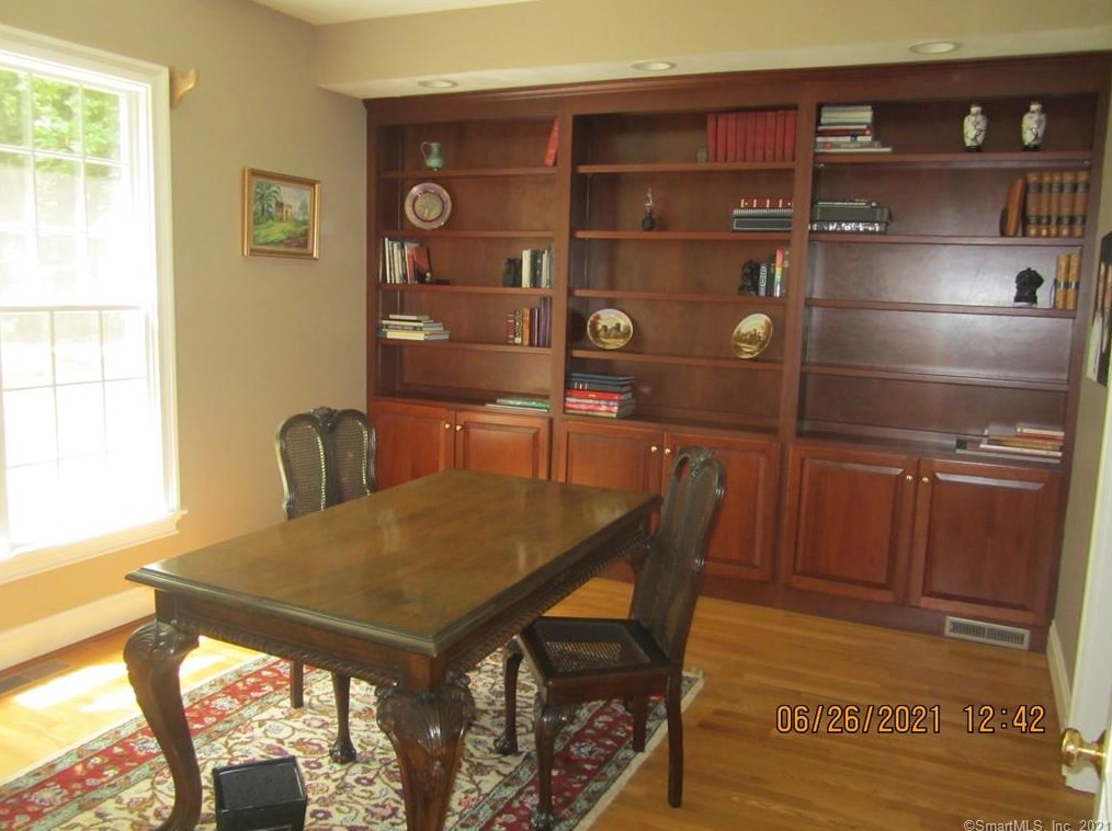 5 Indian Pipe Trl, Avon CT  06001-4032 exterior