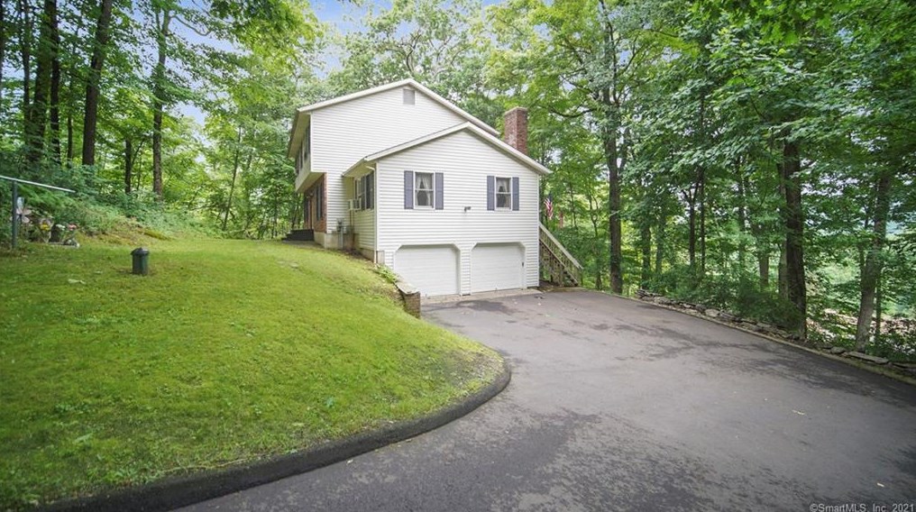 32 Satterlee Rd, Danbury, CT 06812 exterior