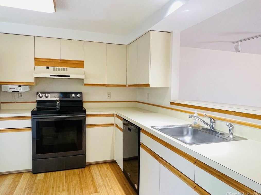 6 Morningview Dr, Cromwell, CT 06416-2508