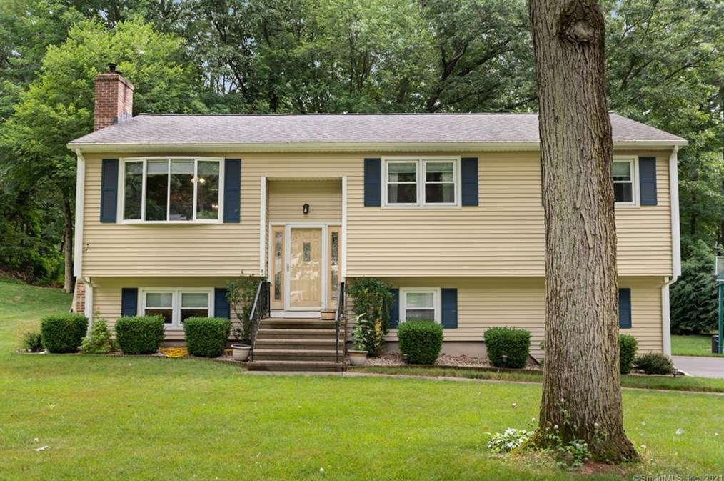 67 Deckert Dr, Plantsville CT  06479-1805 exterior