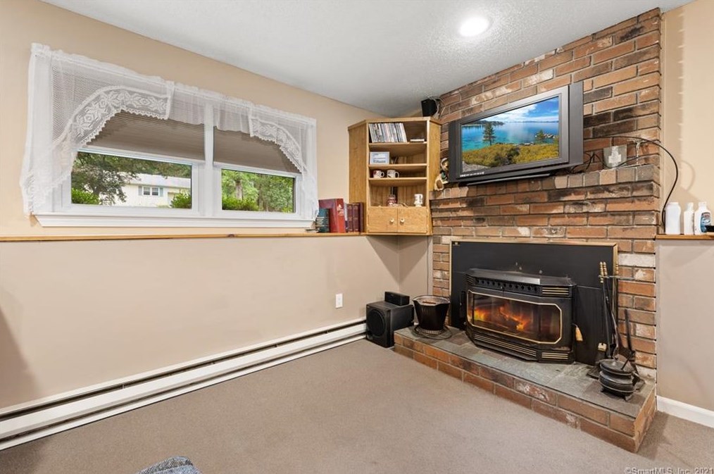 67 Deckert Dr, Plantsville CT  06479-1805 exterior