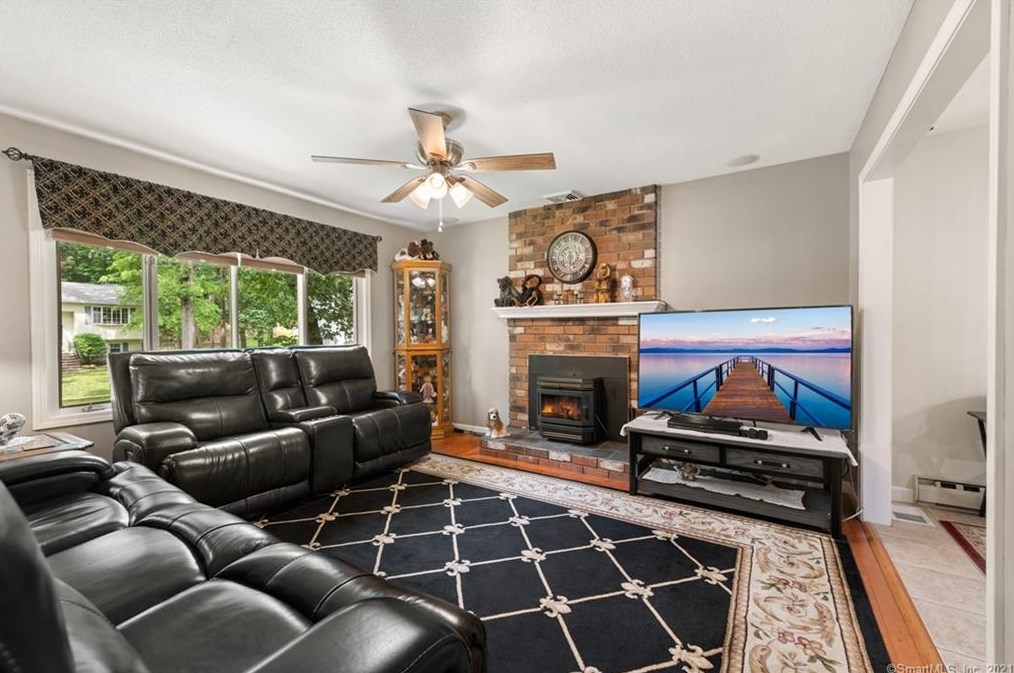 67 Deckert Dr, Plantsville CT  06479-1805 exterior